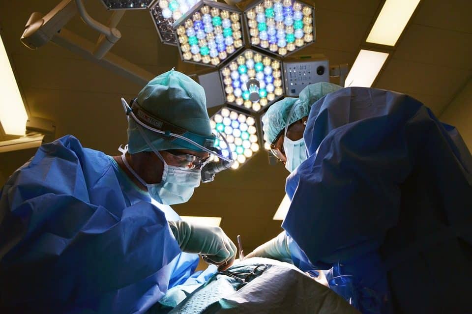 Negligencia médica en implantes mamarios